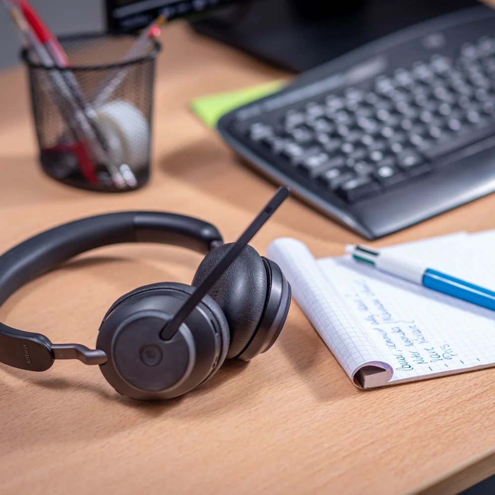 Bureau de secrétaire avec casque micro et bloc notes