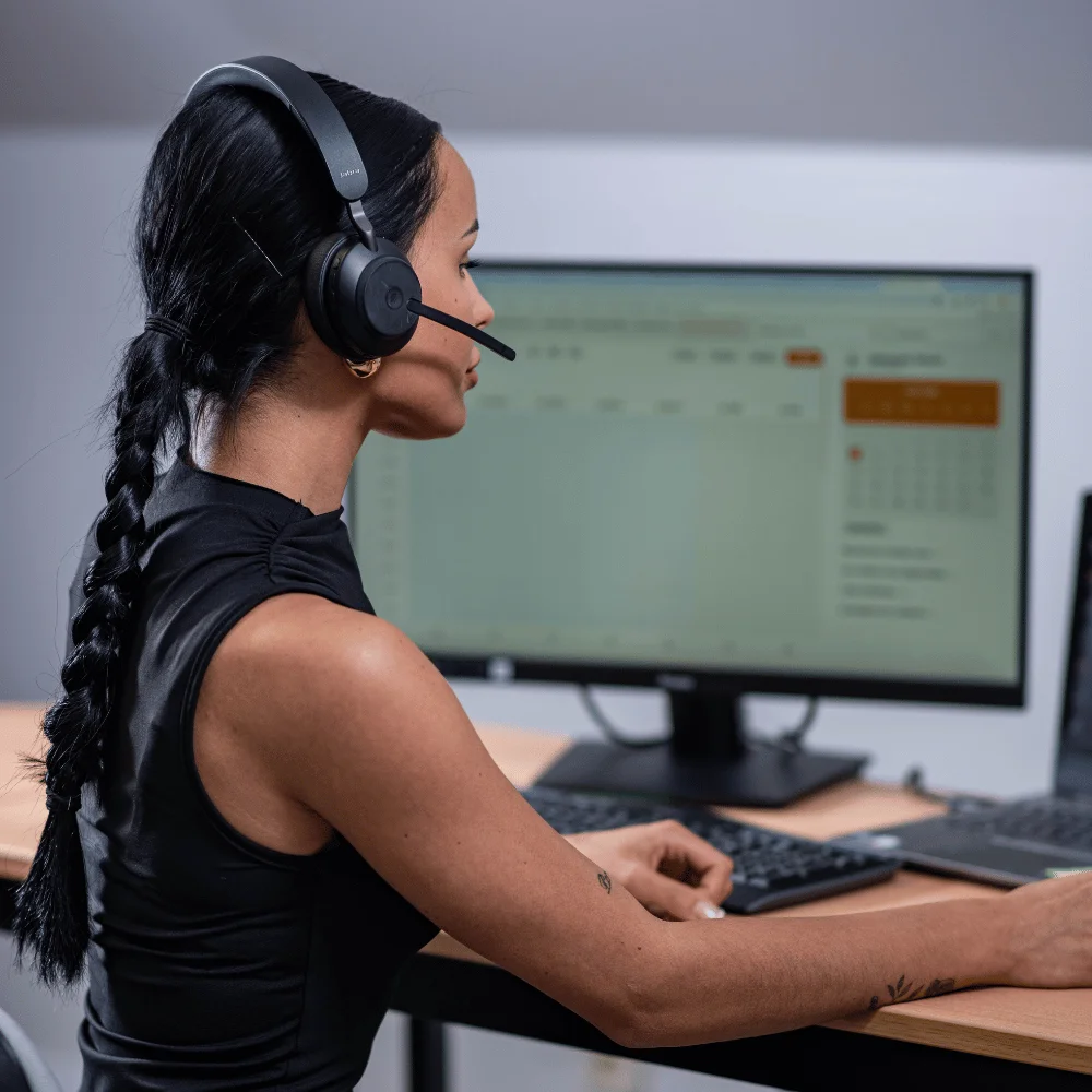 secrétaire sur son bureau